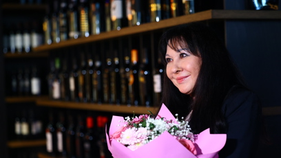 FOTO: Dagmar Patrasová s květinou.