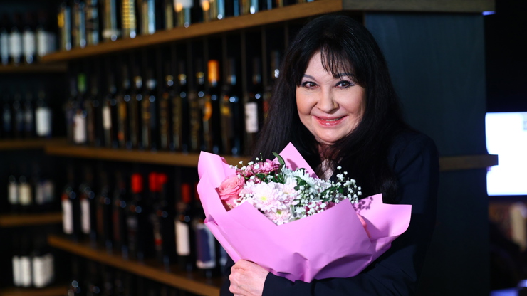 Dagmar Patrasová dostala krásnou květinu.