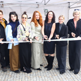 Slavné krásky na slavnostním zahájení výstavy živých tropických motýlů nazvané Motýli: Umění přežít.