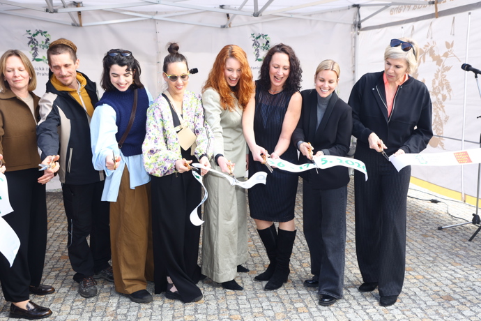 Slavnostní přestříhávání pásky.