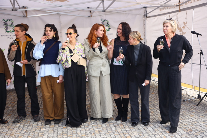 Slavnostní zahájení výstavy živých tropických motýlů se neobešlo bez přípitku.