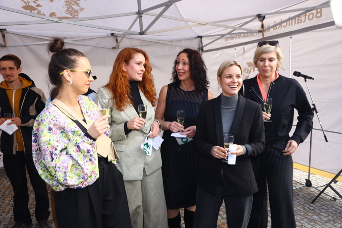 Slavnostní zahájení výstavy živých tropických motýlů se neobešlo bez přípitku.