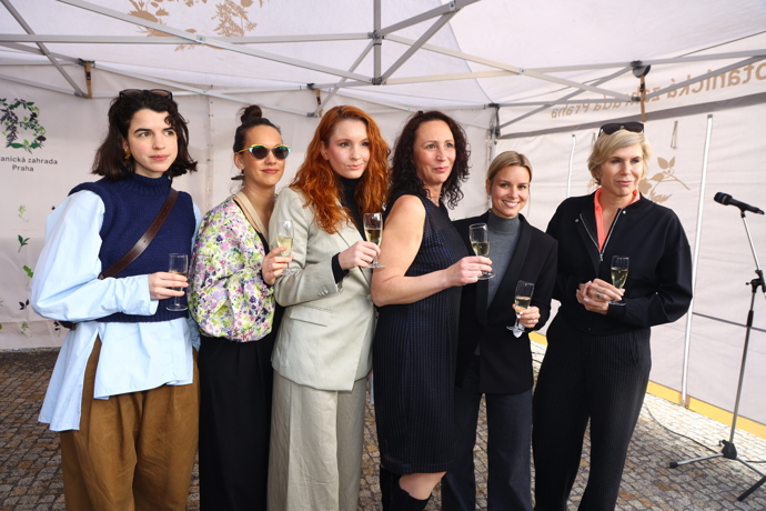 Slavné krásky zapózovaly fotografům.