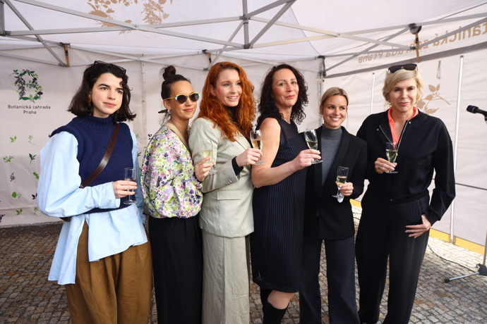 Všem přítomným dámám to moc slušelo.