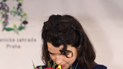 FOTO: Antonie Fromanová dostala květinu.