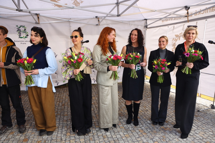 Všechny přítomné dámy dostaly krásnou pozornost v podobě květiny.