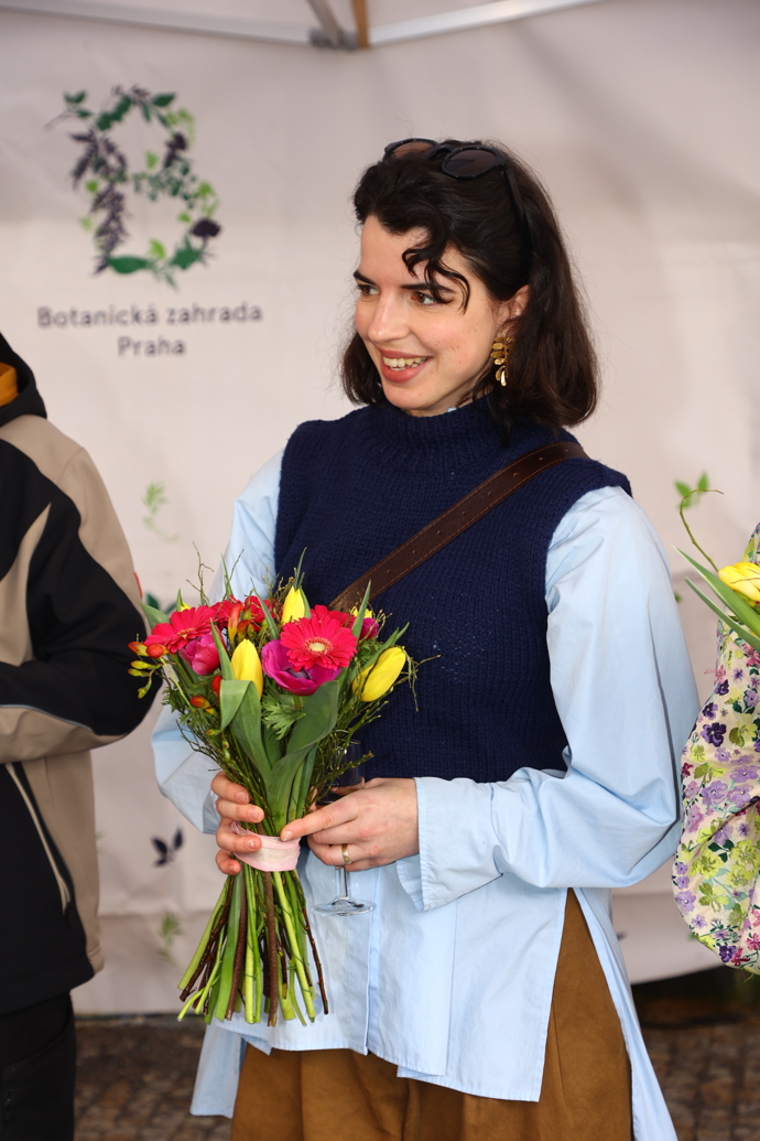 Antonie Formanová s květinou.