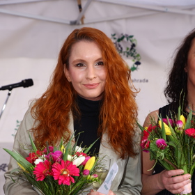 Denisa Nesvačilová na slavnostním zahájení výstavy živých tropických motýlů nazvané Motýli: Umění přežít.