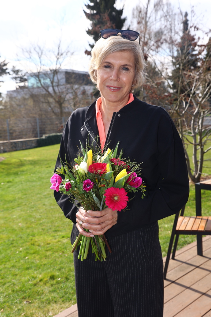 Kateřina Neumannová s květinou.