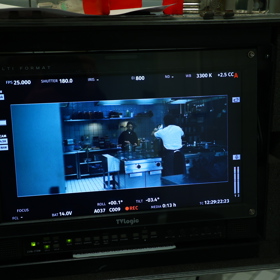 Natáčení komediální gangsterky Trampantojo v Praze.