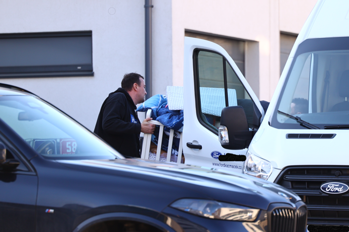 Stěhováci odvezli věci Lely Ceterové.