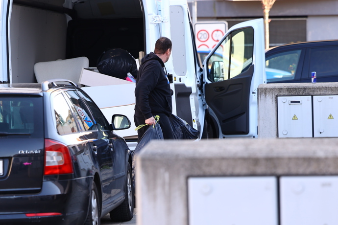 Stěhováci odvezli Lely věci.