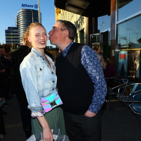 Robert Mikluš na premiéře komedie Ovce žerou první zářil po boku nové partnerky.