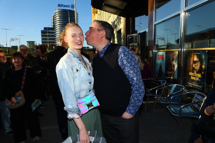 Robert Mikluš na premiéře komedie Ovce žerou první zářil po boku nové partnerky.