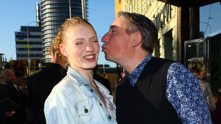 Robert Mikluš na premiéře komedie Ovce žerou první zářil po boku nové partnerky.