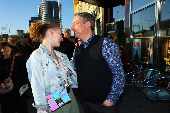 Dvojice od sebe nehnula ani na krok a nešetřila zamilovanými pohledy.