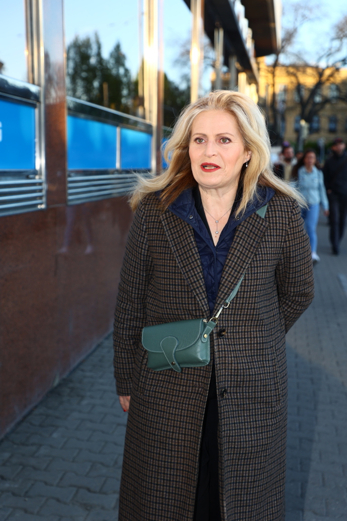 Herečka si nechala blond barvu vlasů, díky které vypadá o pěkných pár let mladší. 