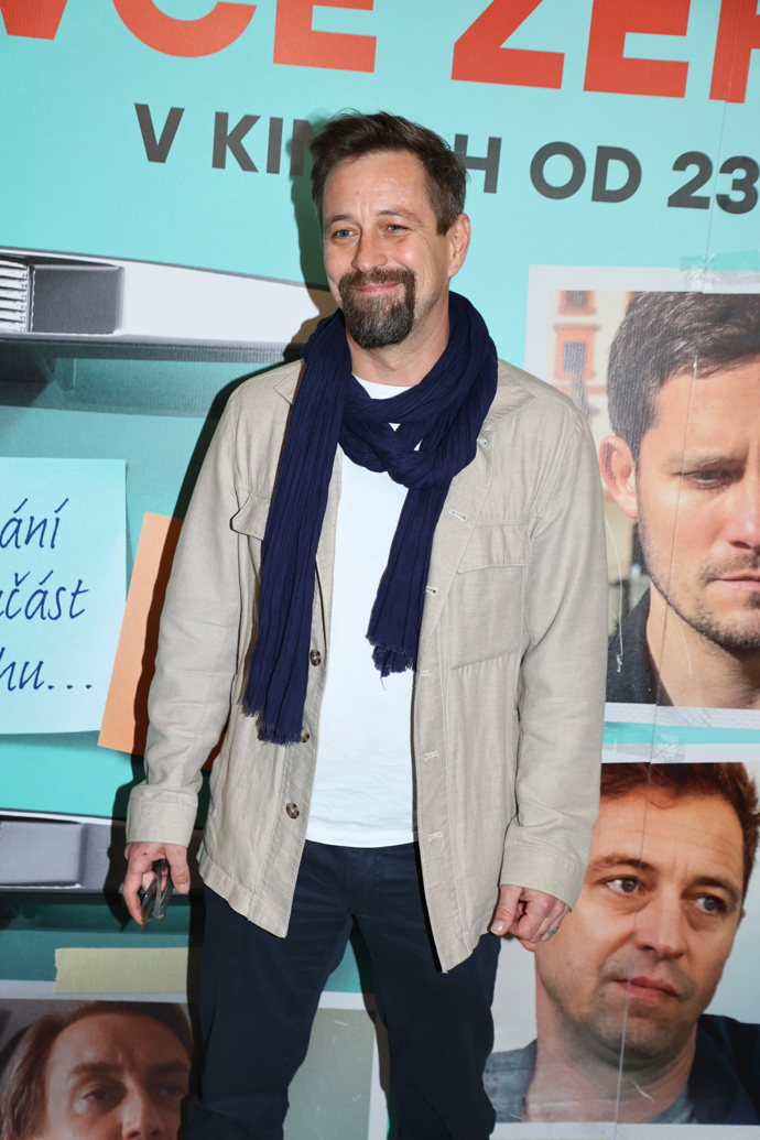 Herec outfit vyšperkoval ještě tmavě modrou šálou. 