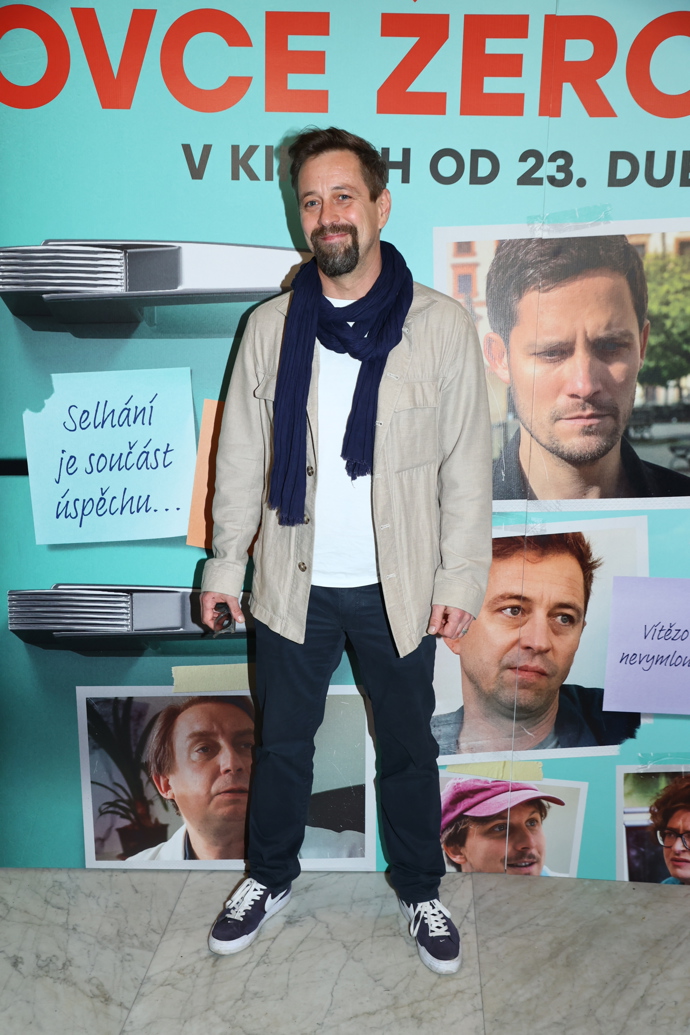 Nechyběl Jan Dolanský v mladistvých teniskách, bílém basic tričku a šedé přechodové bundě.