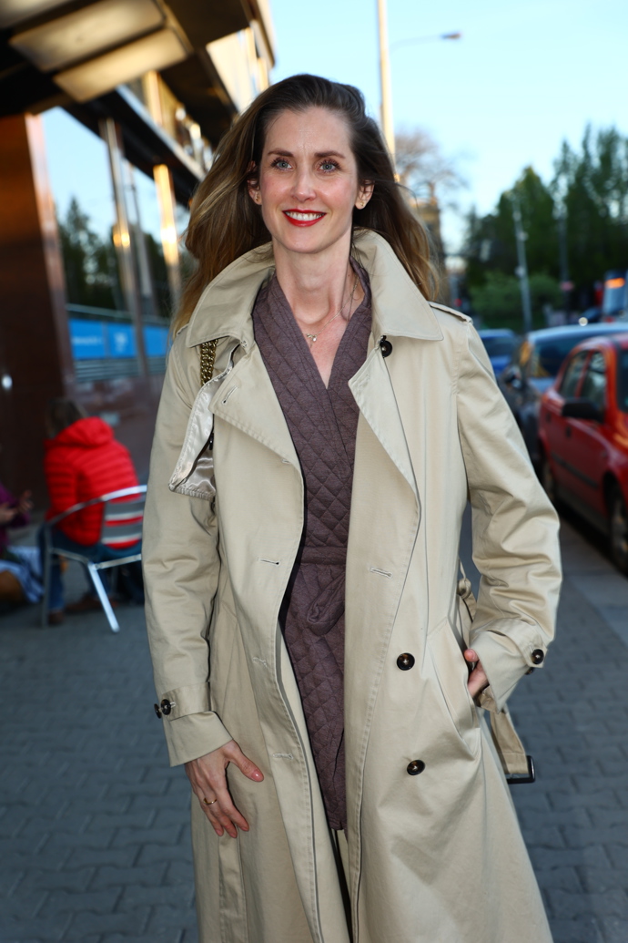 Jana Bernášková oblékla na premiéru svůj oblíbený béžový trenčkot. 