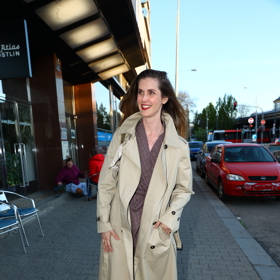 Trenčkot můžete stejně jako Jana nosit na jaře i na podzim. K němu doplňky v zemitých odstínech, například hnědé polobotky. 