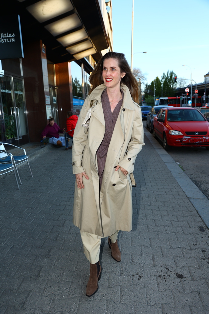 Trenčkot můžete stejně jako Jana nosit na jaře i na podzim. K němu doplňky v zemitých odstínech, například hnědé polobotky. 