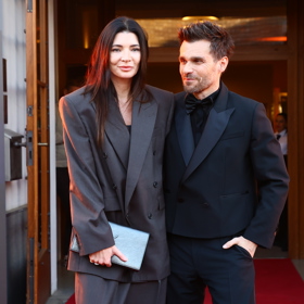 Leoš Mareš s manželkou Monikou na červeném koberci v Berouně. 