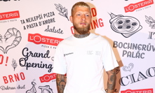 Bleskurychlé KO Roušala od Slovákové: Barka zničil po minutě, Nela mu fandila téměř nahá 