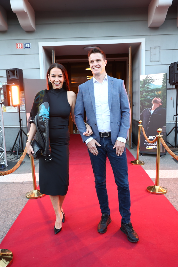 Agáta Hanychová s manželem na premiéře dokumentu Leoš.