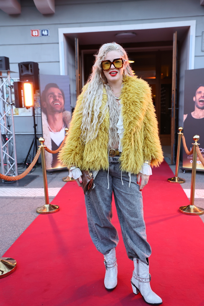 Žofie Dařbujánová na červeném koberci. 