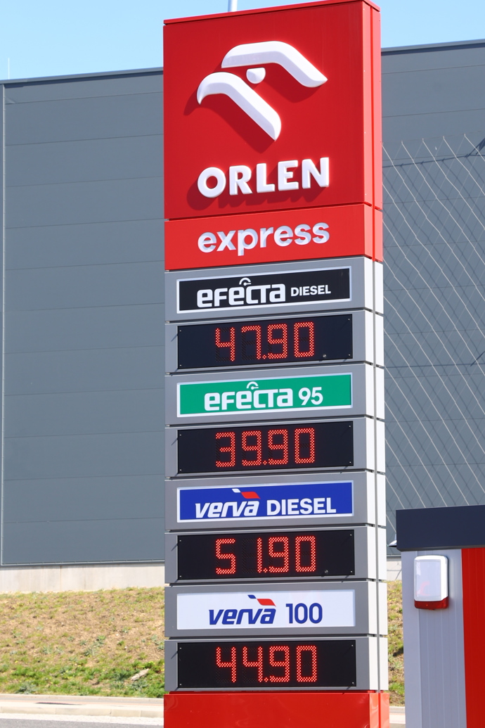 Polský Orlen podstřelil ceny a benzin má pod 40 korun.
