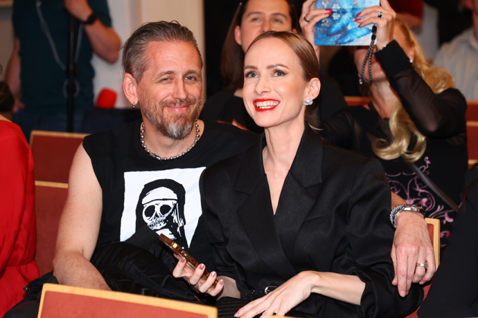 Pár vypadal zamilovaně. 