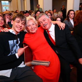 Vnuk Matěj Mareš doprovodil babičku Lenku a po celý večer jí byl nablízku.