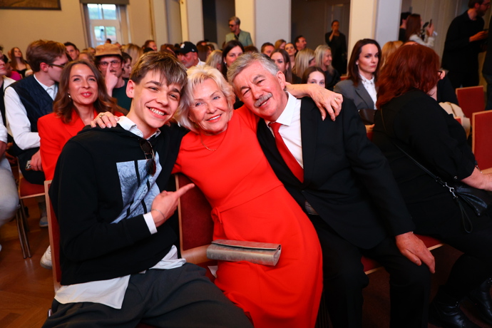 Vnuk Matěj Mareš s babičkou Lenkou. 