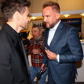 Moderátor Libor Bouček na premiéře dokumentu Leoše Mareše.