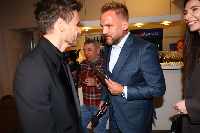 Moderátor Libor Bouček na premiéře dokumentu Leoše Mareše.