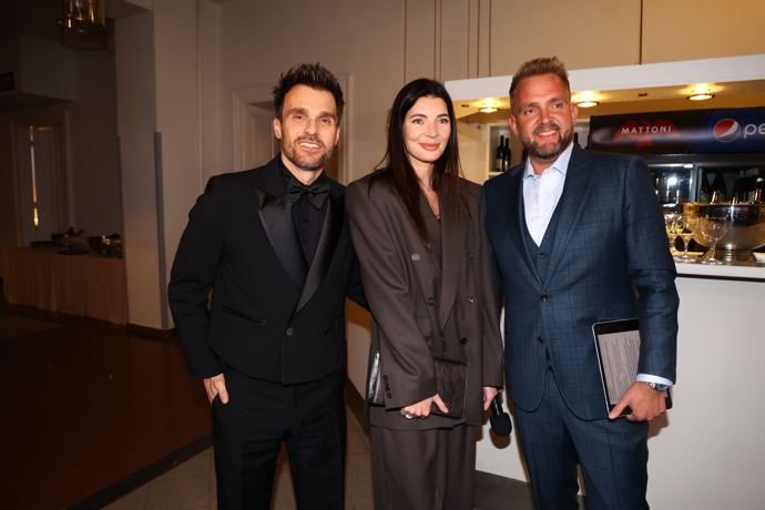 Leoš Mareš s manželkou a moderátorem Liborem Boučkem. 