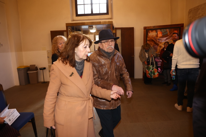Jaroslav Uhlíř dorazil s manželkou.