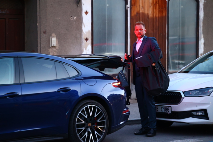 Libor Bouček odjížděl ve svém Porsche. 