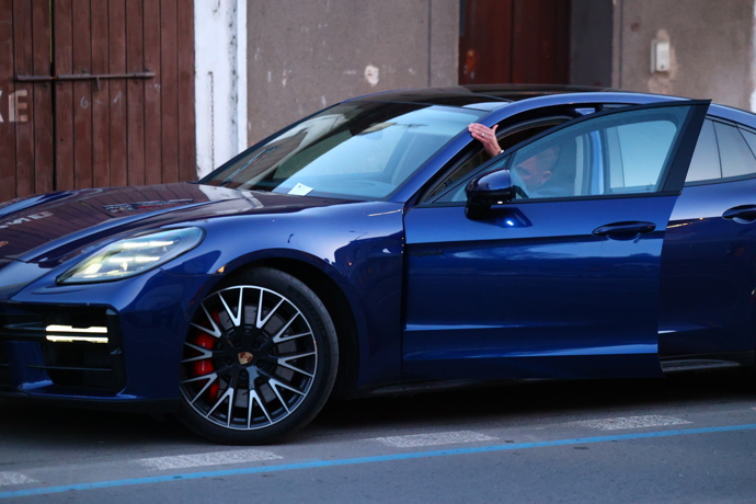 Moderátor Libor Bouček při odjezdu. 