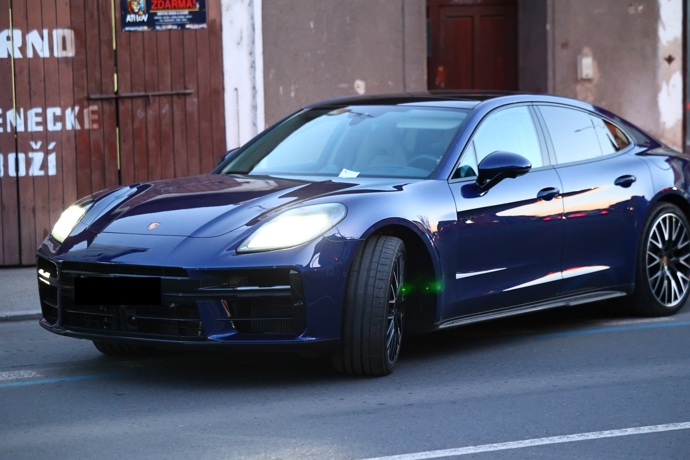 Libor Bouček ukázal své Porsche. 