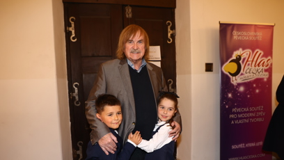 FOTO: Karel Vágner v obklopení vnoučat.