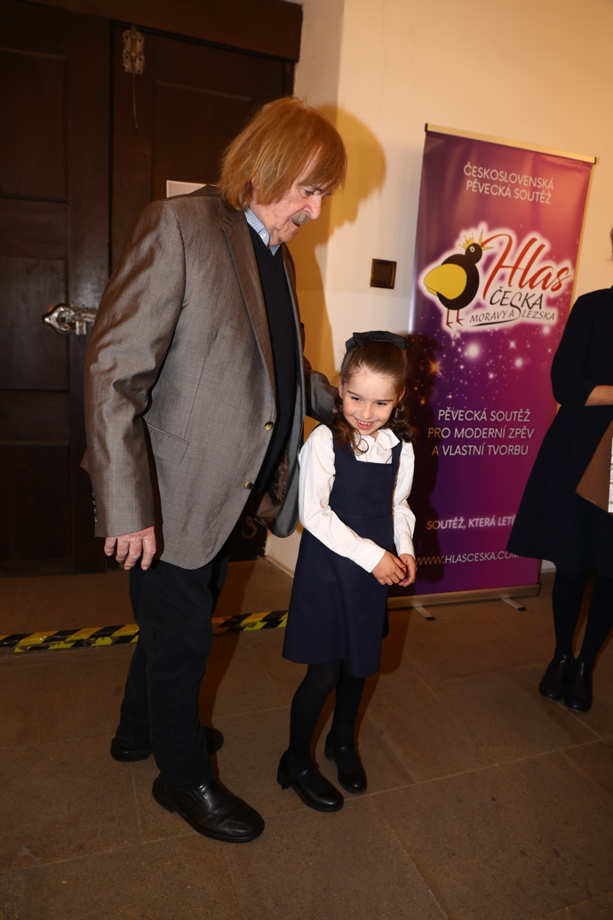 Karel Vágner s vnučkou, která zpívala ve sboru na vzpomínkovém koncertě k nedožitým 60. narozeninám zpěvačky Ivety Bartošové.