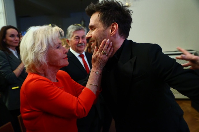 Jak je vidno, dokument o jejím synovi ji dojal. 