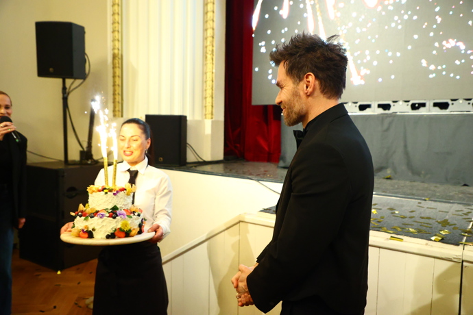 Leoš Mareš obdržel dort. 