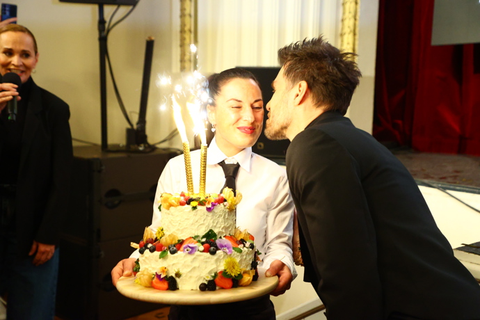 Leoš Mareš dostal obří dort. 