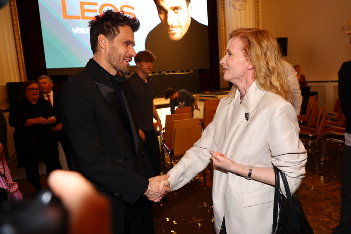 Leoš Mareš pozdravil Aňu Geislerovou. 