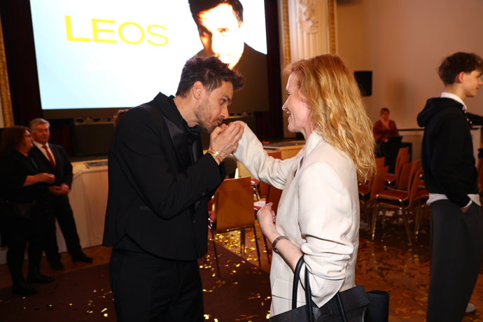 Leoš Mareš něžně políbil ruku Aně Geislerové. 