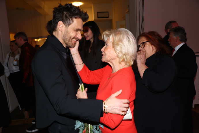 Dojemné shledání matky se slavným synem, na kterého je Lenka patřičně hrdá.