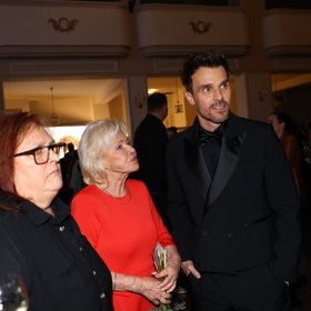 Maminka Leoše Mareše na slavnostní večer zvolila elegantní červený outfit a zářila.